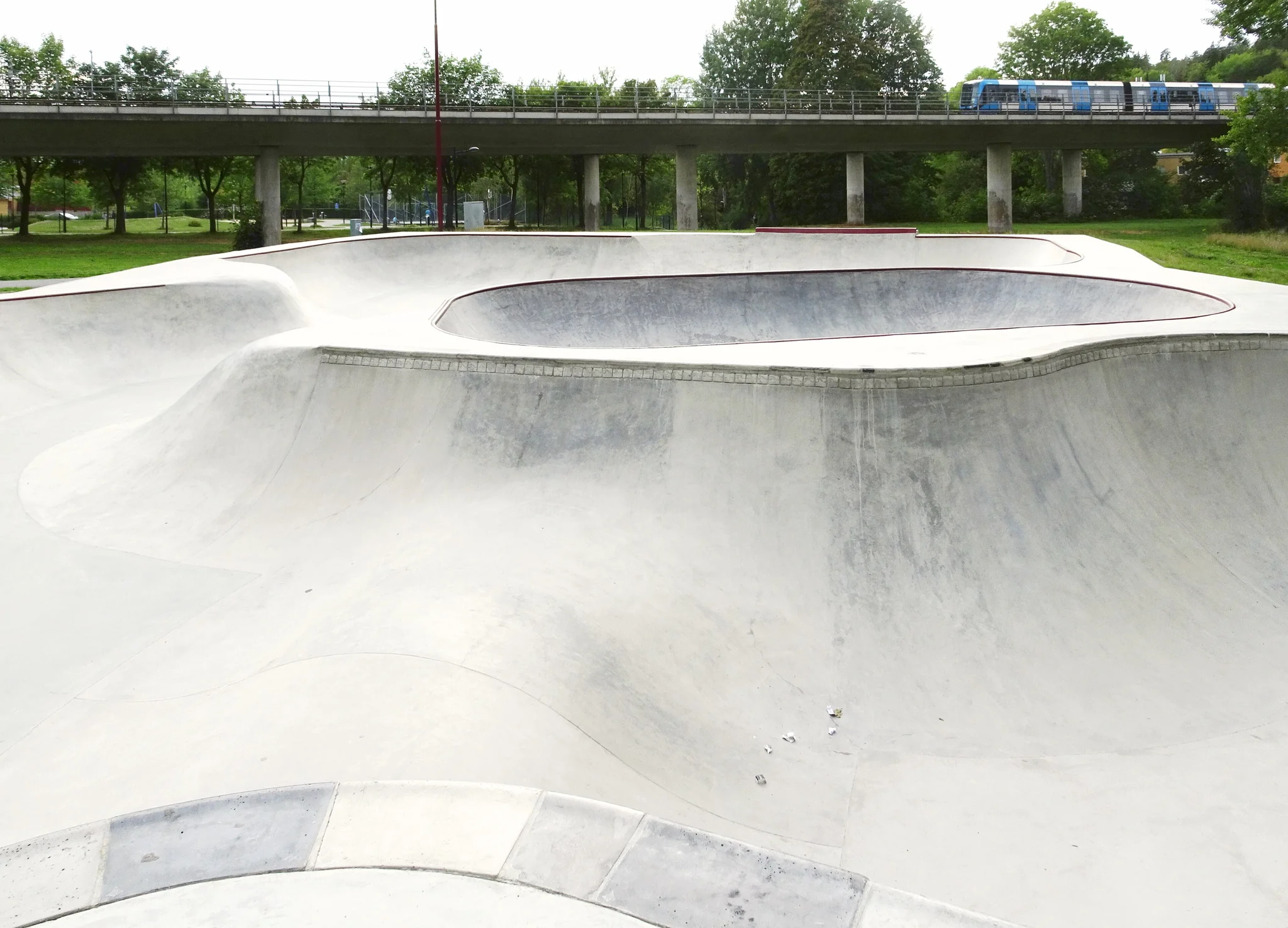 Foto 2 de 2 de Vårbyparkens skatepark