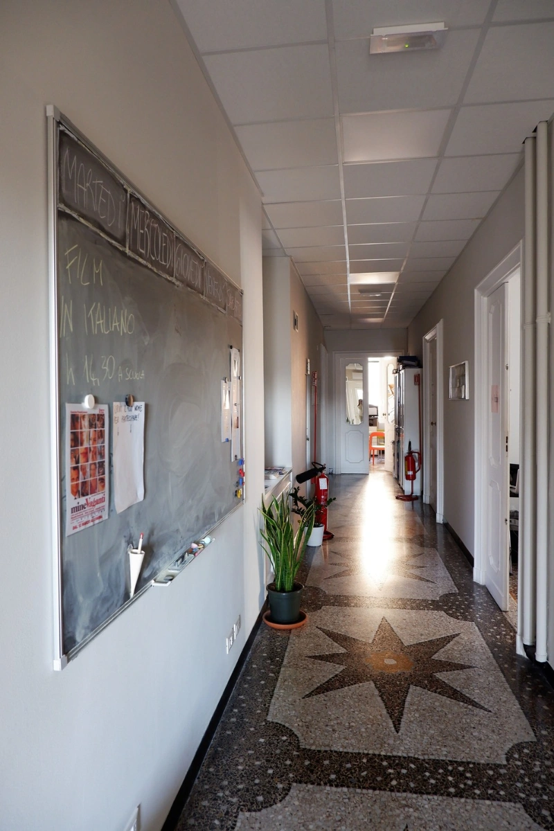Corridoio scuola_res (2).webp