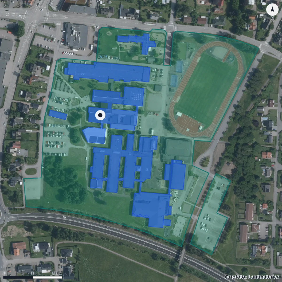 Flygbild över Vuxenutbildningen Laholm, ortofoto från Lantmäteriet
