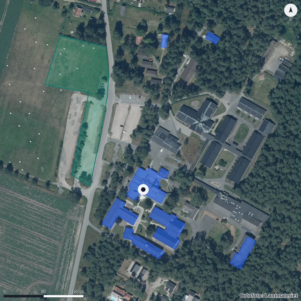 Flygbild över Furuboda gymnasieaskola, ortofoto från Lantmäteriet