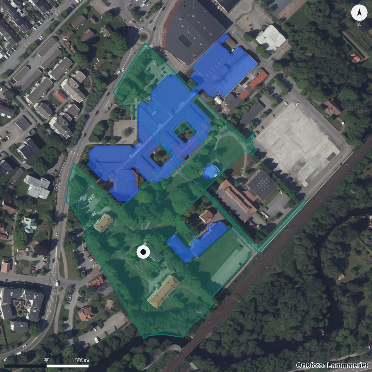 Flygbild över SFI-skolan, ortofoto från Lantmäteriet