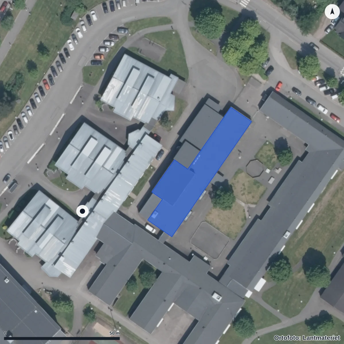 Flygbild över Hellids grundskola, ortofoto från Lantmäteriet