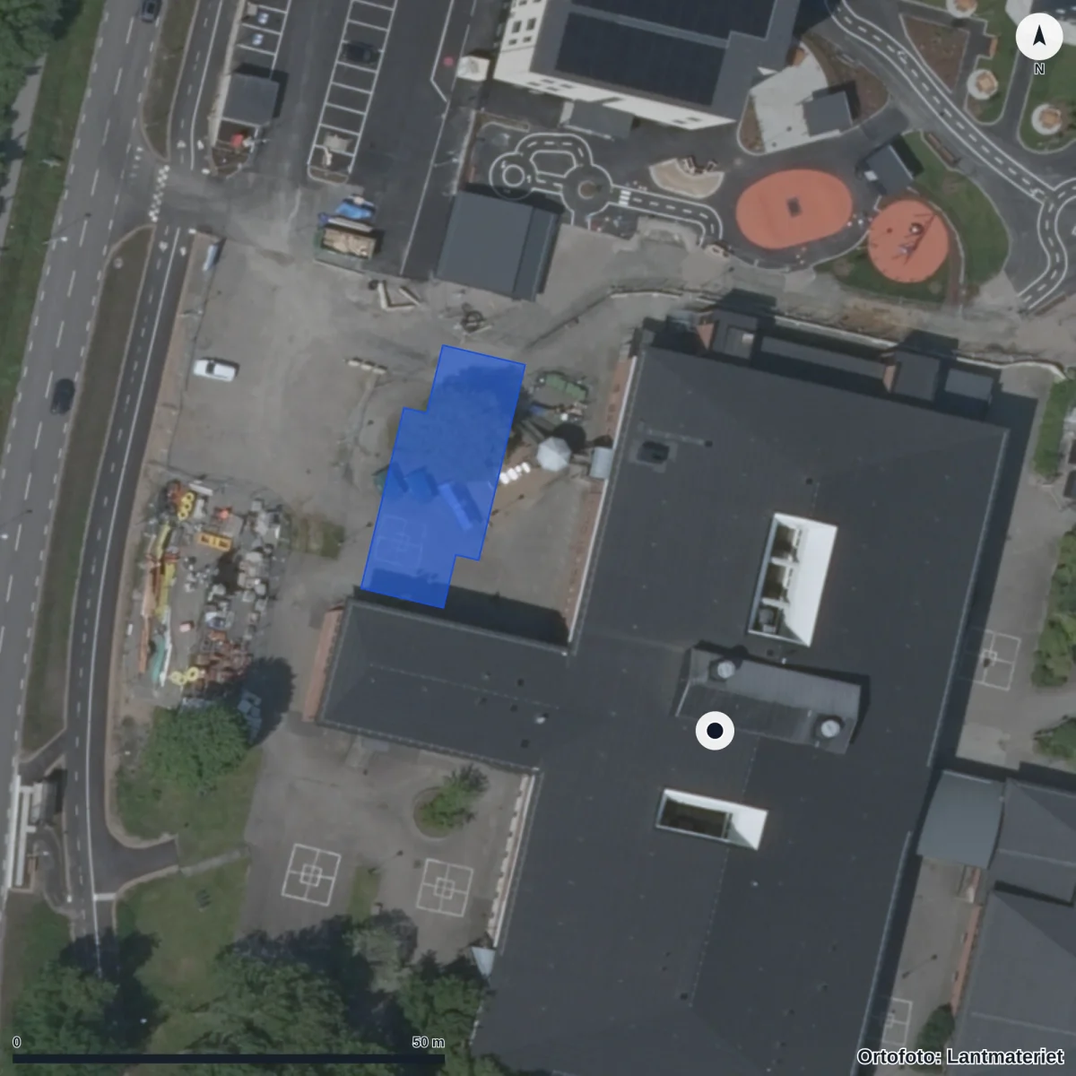 Flygbild över Håstens anpassade grundskola, ortofoto från Lantmäteriet