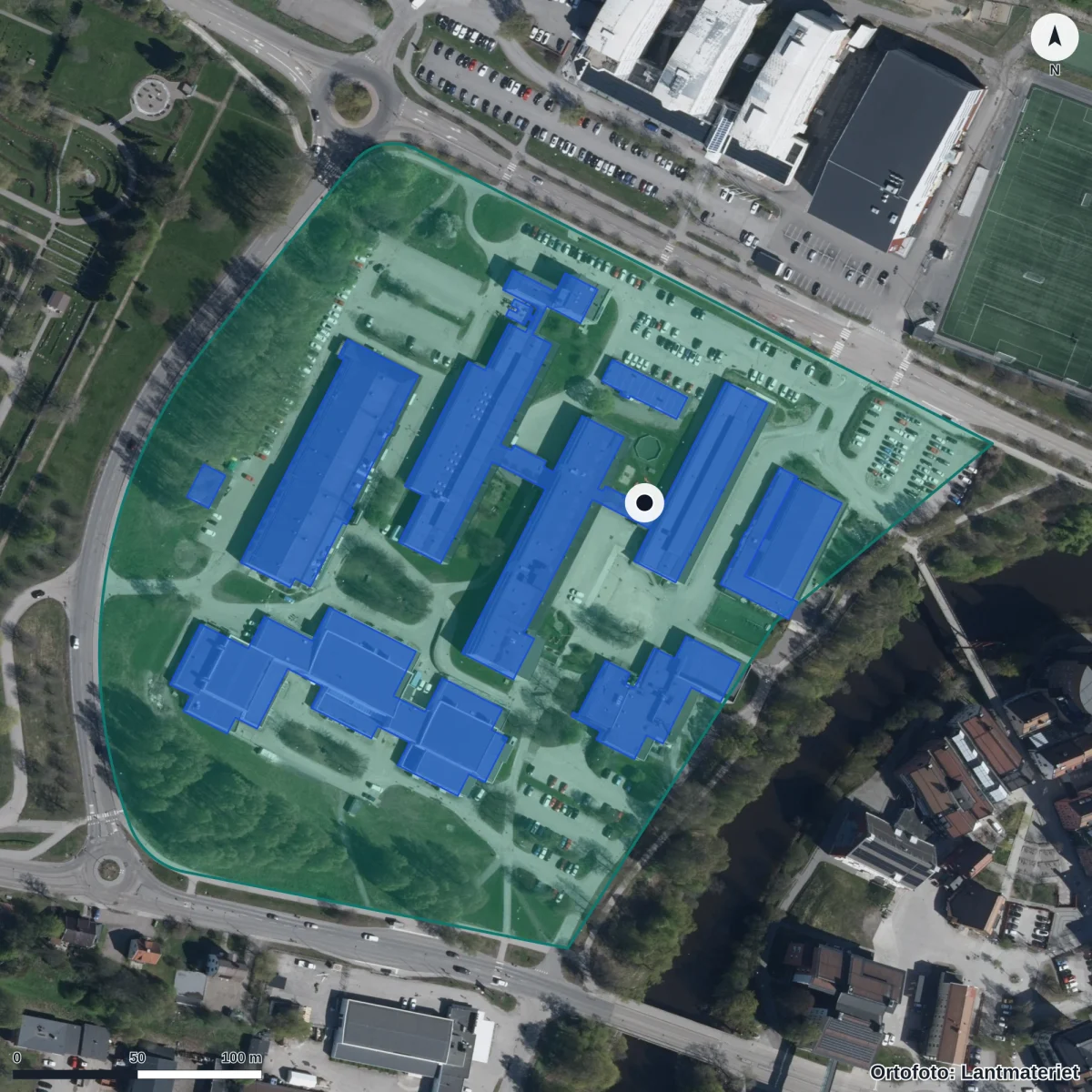 Flygbild över Sundsvalls gymnasium, Västermalms skola, ortofoto från Lantmäteriet