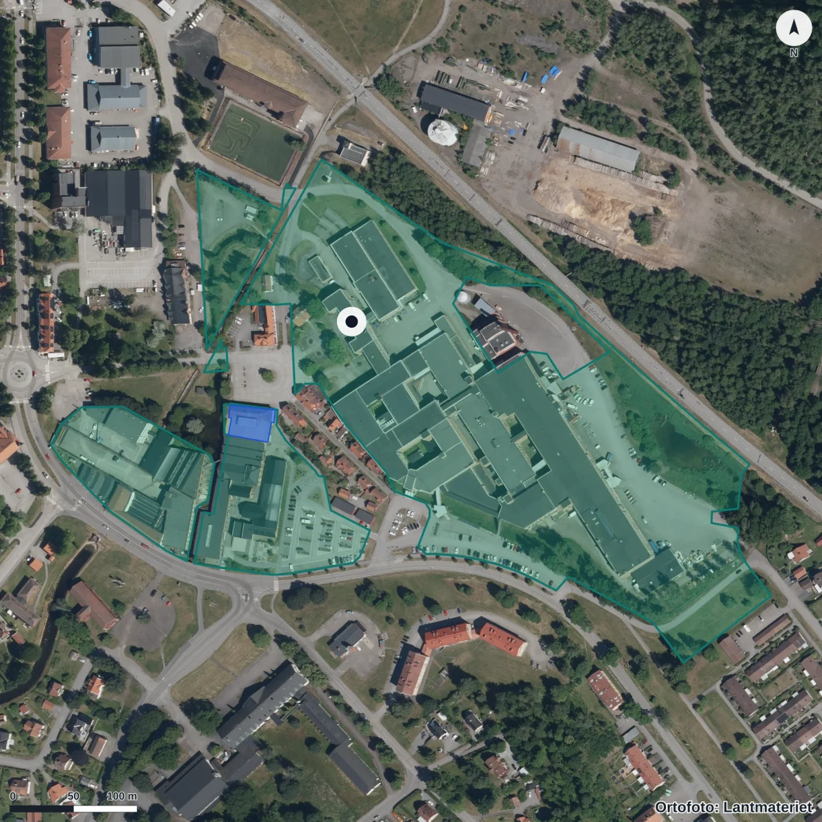 Flygbild över Bildningscentrum Facetten 2, ortofoto från Lantmäteriet