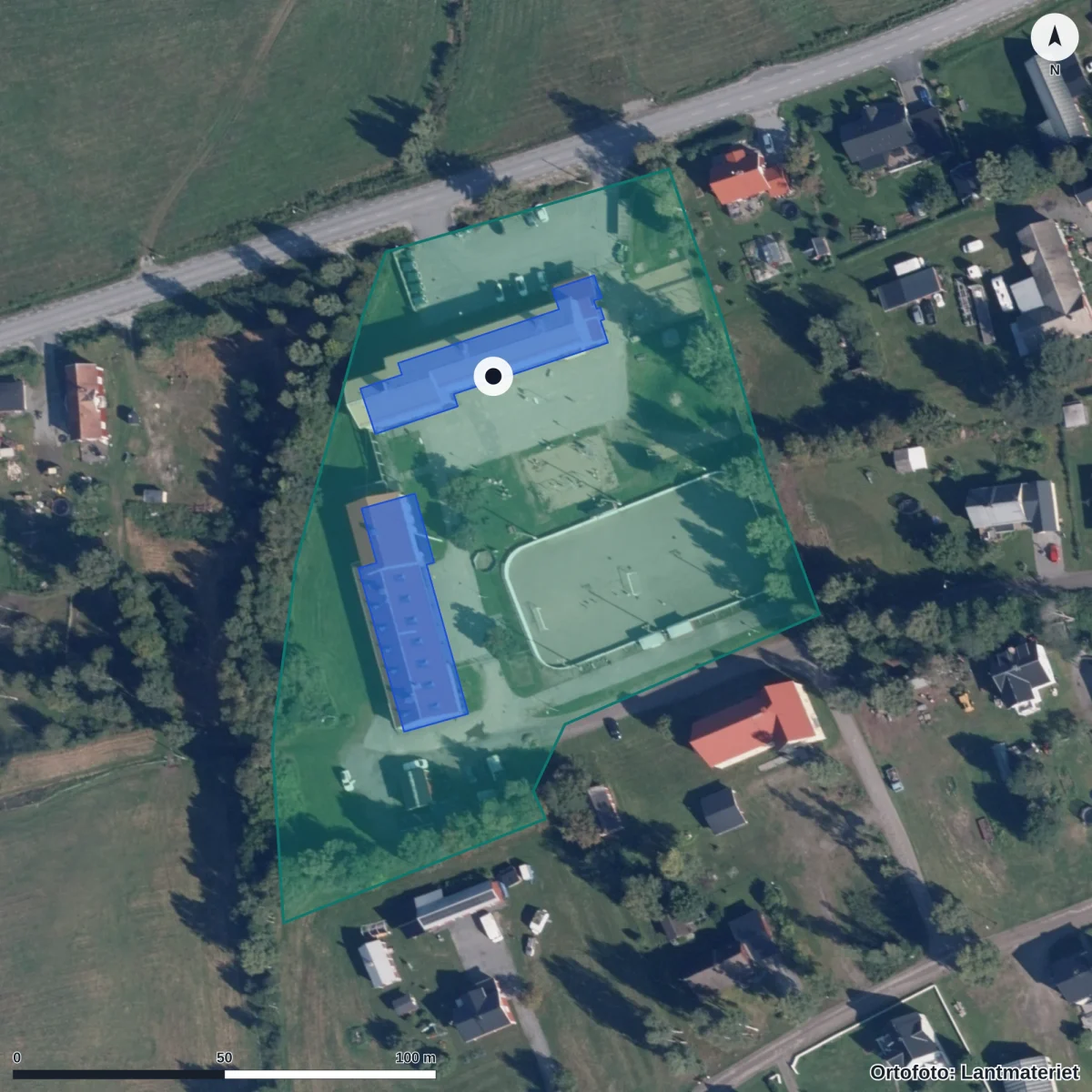 Flygbild över Lögdeå skola, ortofoto från Lantmäteriet