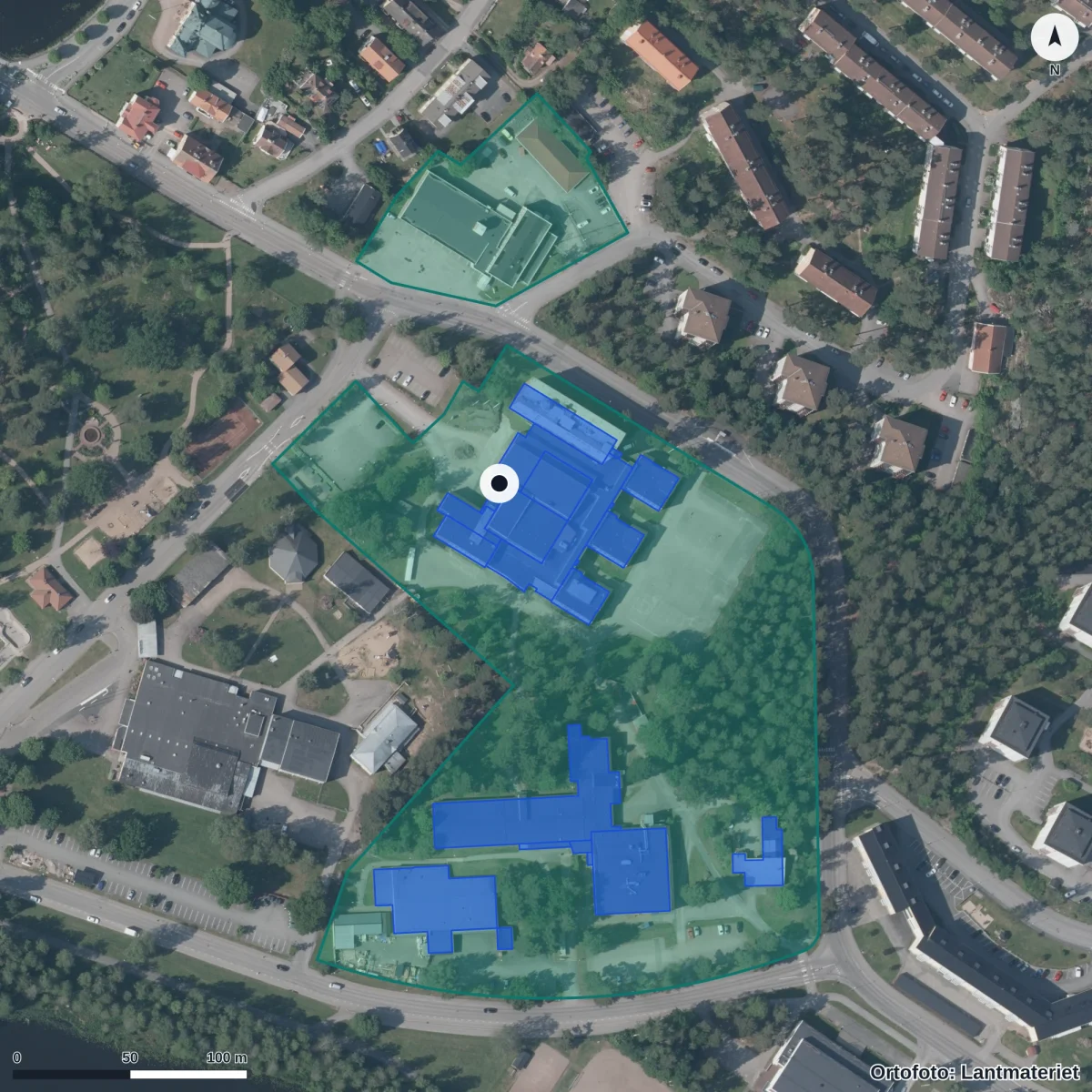 Flygbild över Holavedsgymnasiet, ortofoto från Lantmäteriet