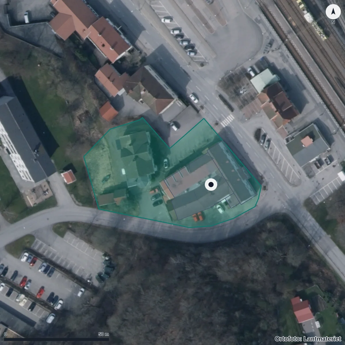 Flygbild över Lärlingsgymnasiet i Munkedal, ortofoto från Lantmäteriet