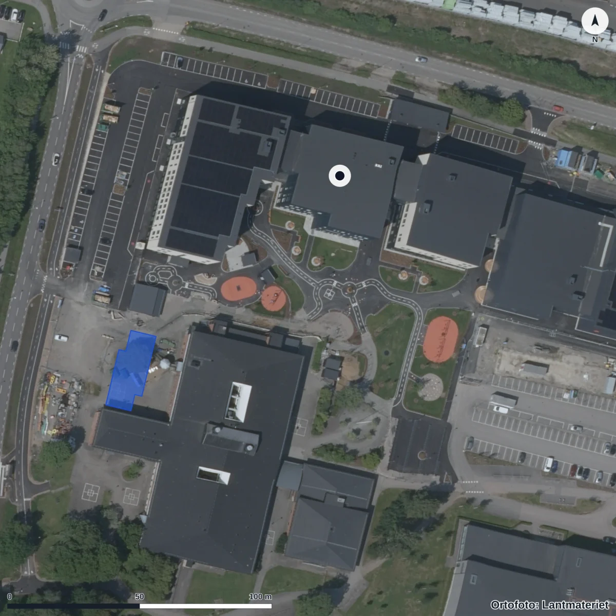 Flygbild över Håstens anpassade grundskola, ortofoto från Lantmäteriet