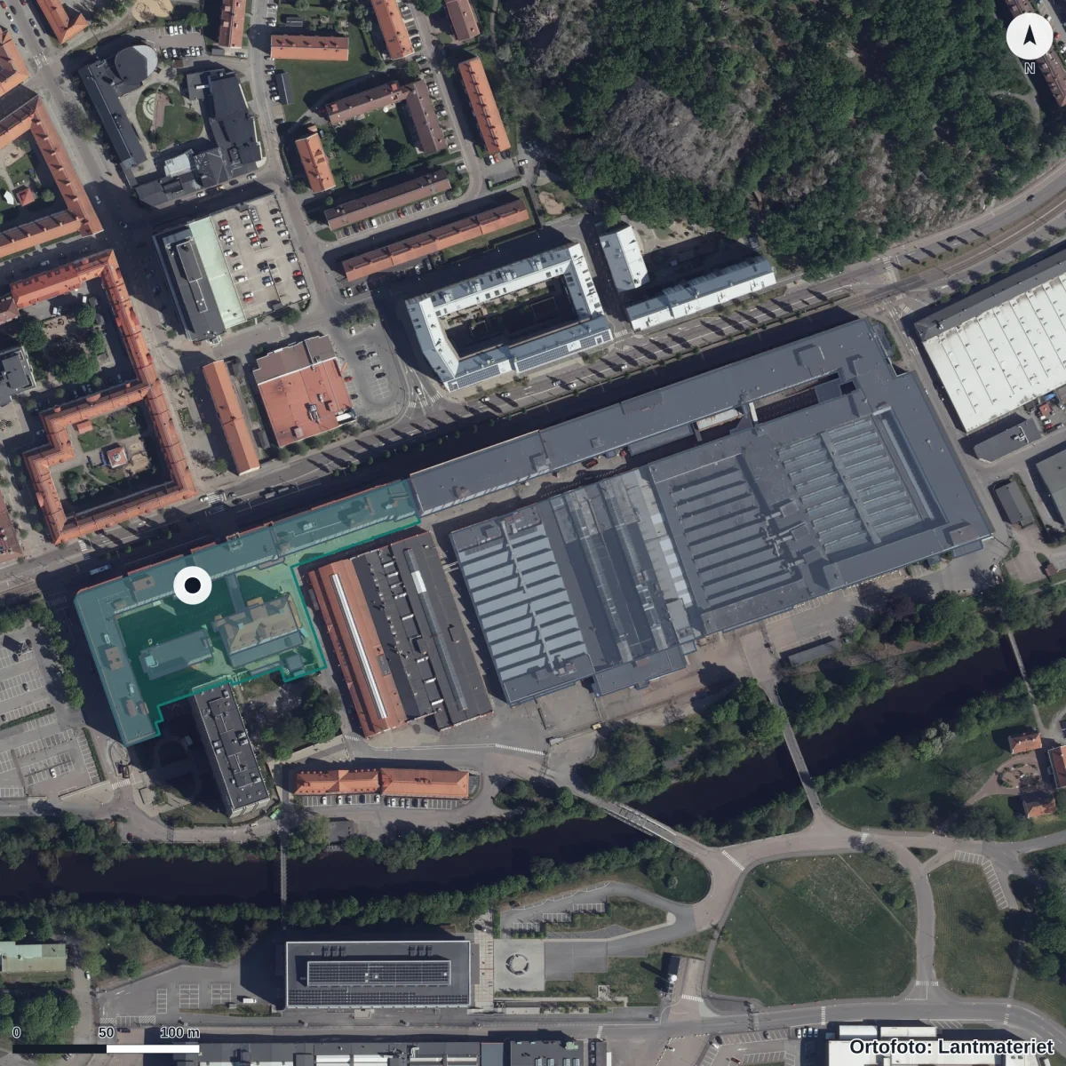 Flygbild över Praktiska Gymnasiet Gamlestaden, ortofoto från Lantmäteriet