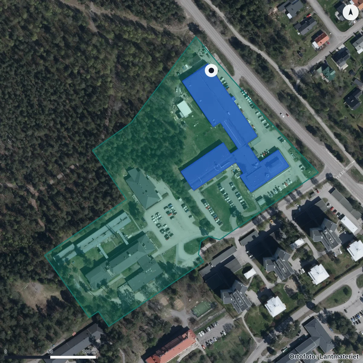 Flygbild över Praktiska Gymnasiet Sundsvall, ortofoto från Lantmäteriet