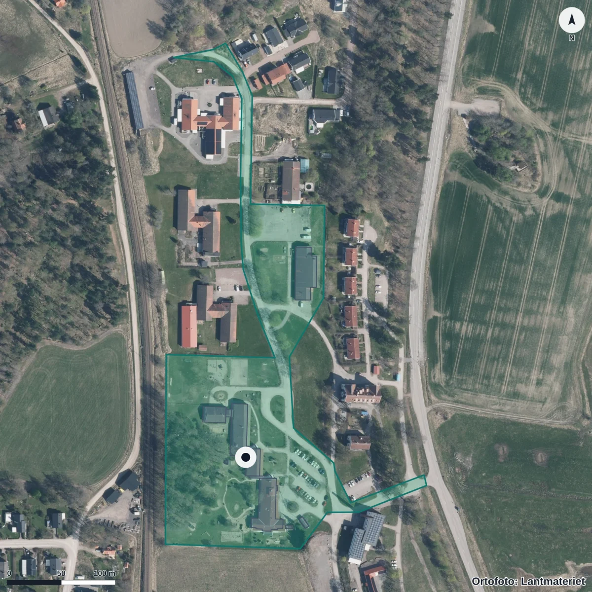 Flygbild över Strömsholms skola, ortofoto från Lantmäteriet