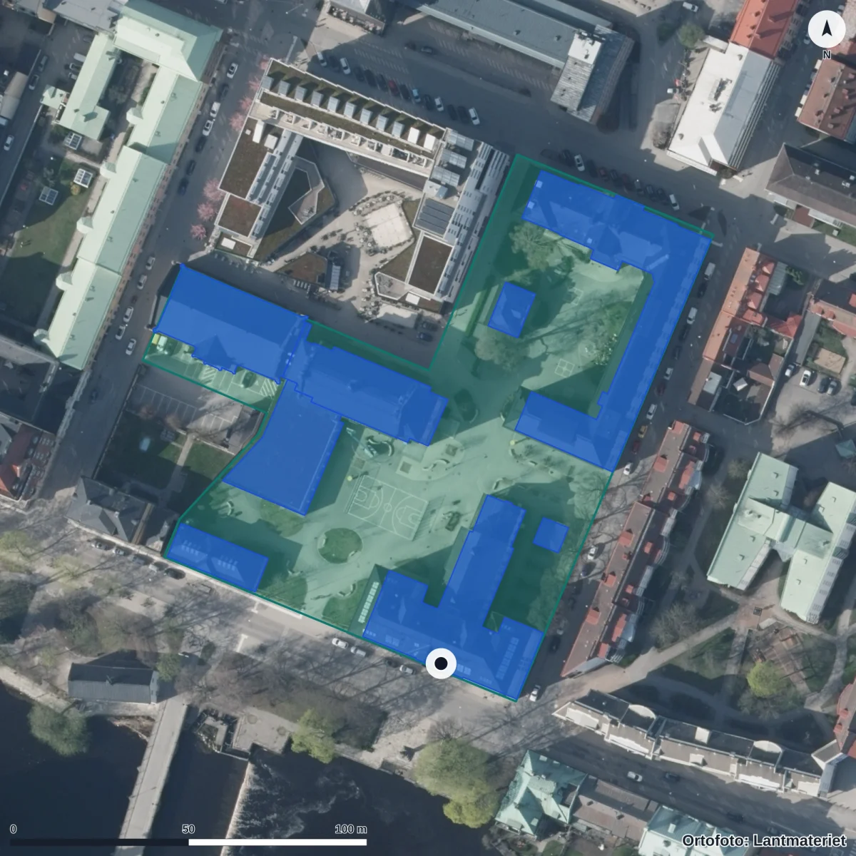 Flygbild över Karolinska gymnasiet, ortofoto från Lantmäteriet