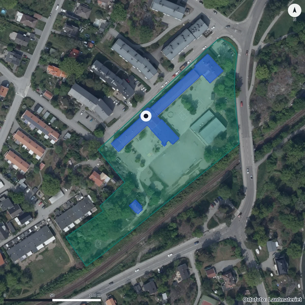 Flygbild över Svandammsskolan, ortofoto från Lantmäteriet
