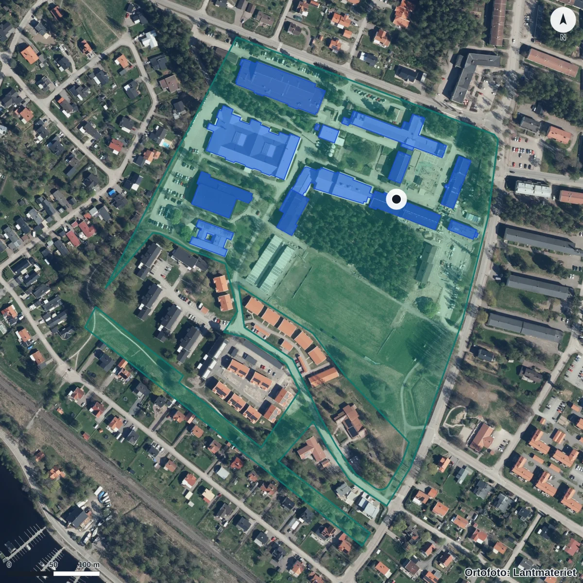 Flygbild över Anpassad grundskola Haraldsbo, ortofoto från Lantmäteriet