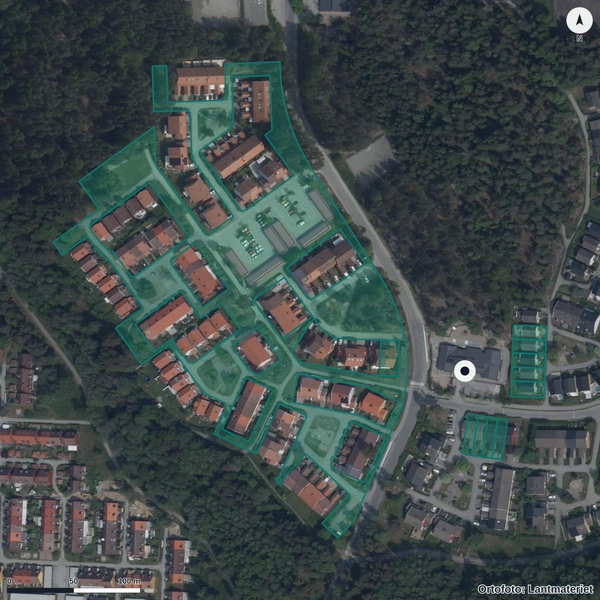 Flygbild över Montessoriskolan Fredsduvan, ortofoto från Lantmäteriet