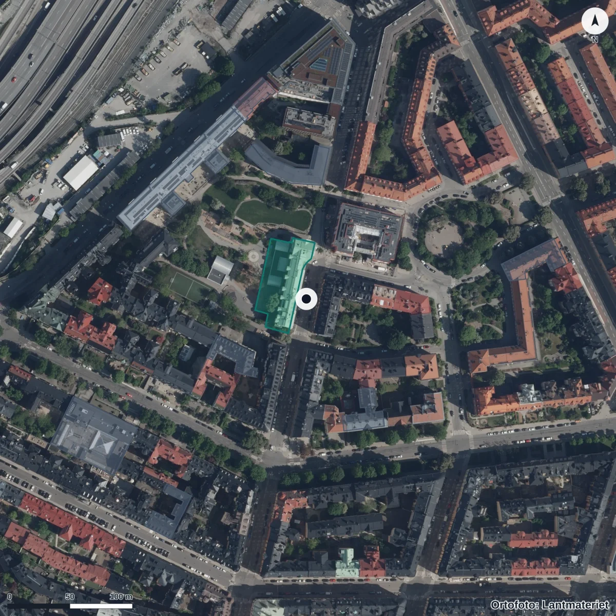 Flygbild över Karlbergs skola, ortofoto från Lantmäteriet
