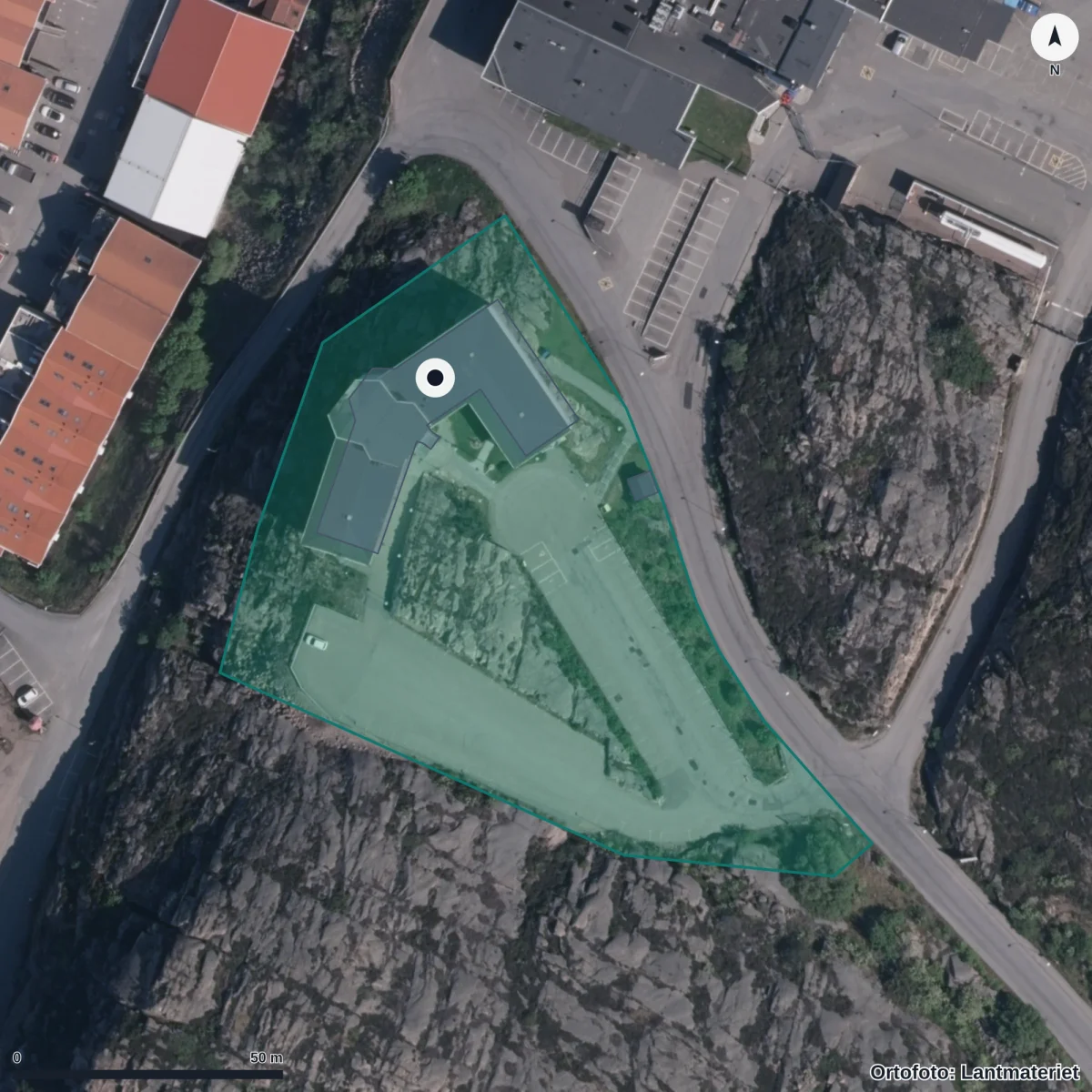 Flygbild över Sotenäs gymnasieskola, ortofoto från Lantmäteriet