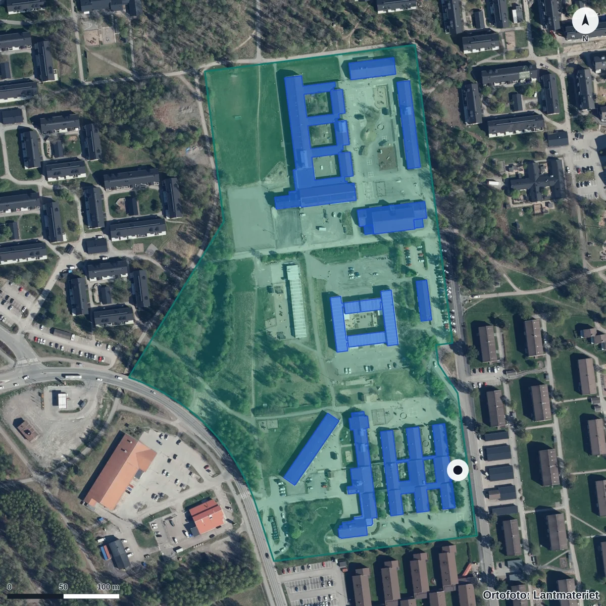Flygbild över Anpassad grundskola Tegelbruket, ortofoto från Lantmäteriet