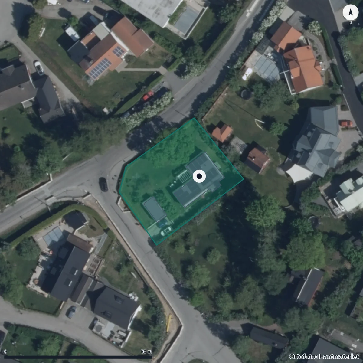 Flygbild över Ikasus friskola, ortofoto från Lantmäteriet