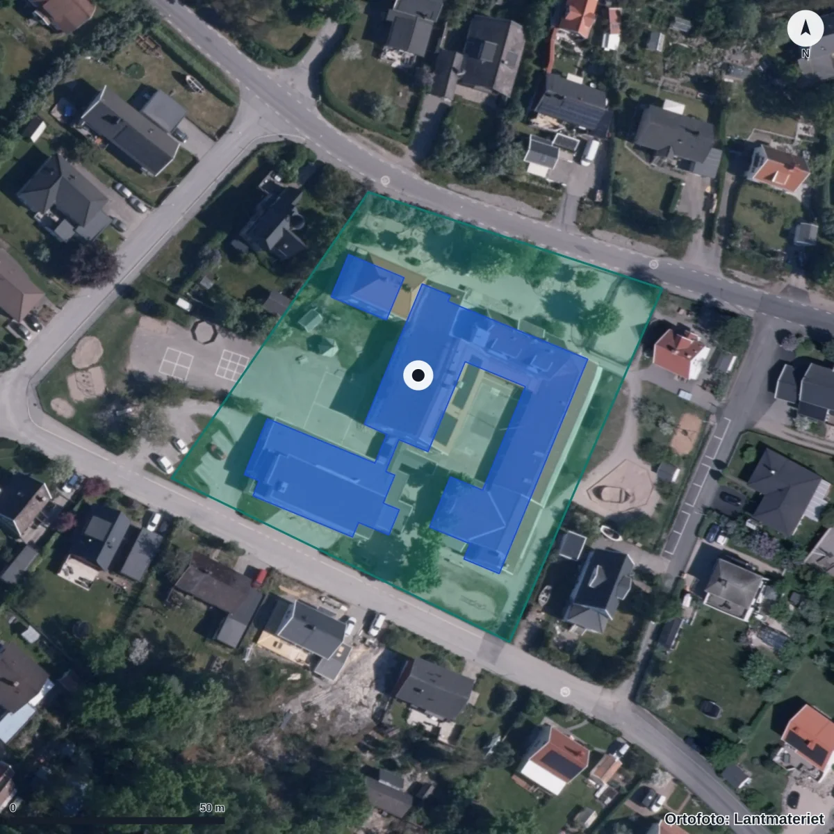 Flygbild över Grebbestadskolan, ortofoto från Lantmäteriet