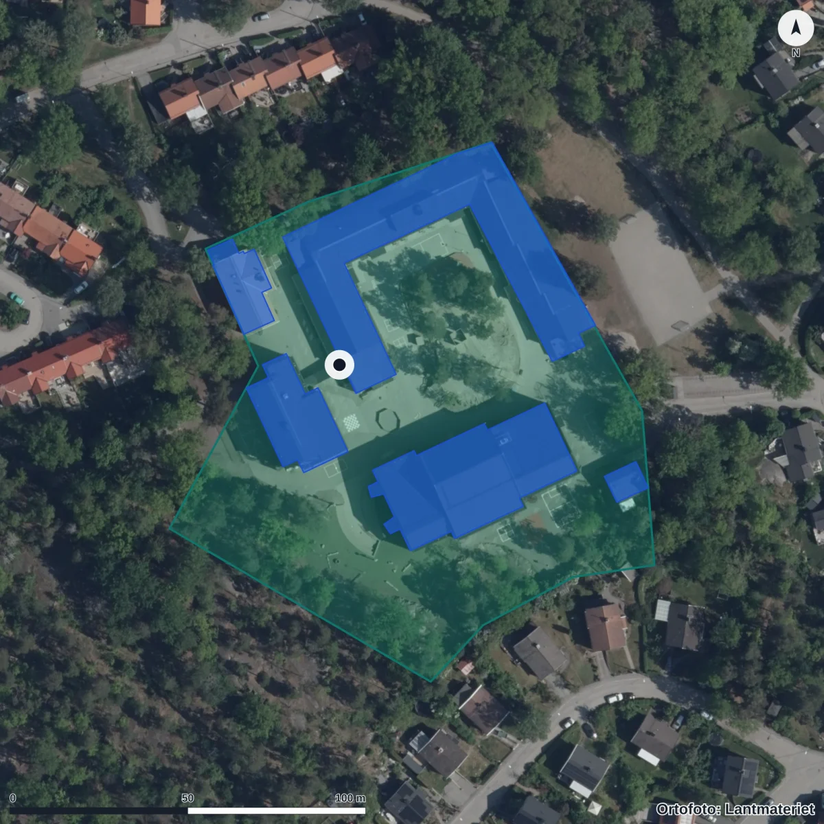 Flygbild över Herrängens skola, ortofoto från Lantmäteriet