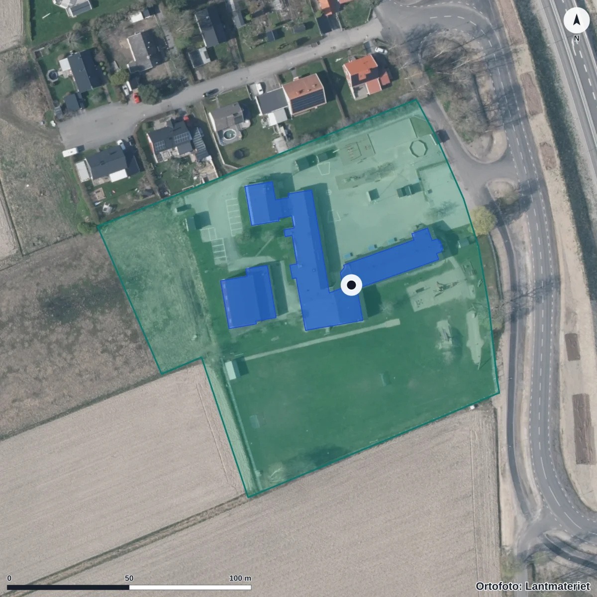 Flygbild över Almbro skola, ortofoto från Lantmäteriet