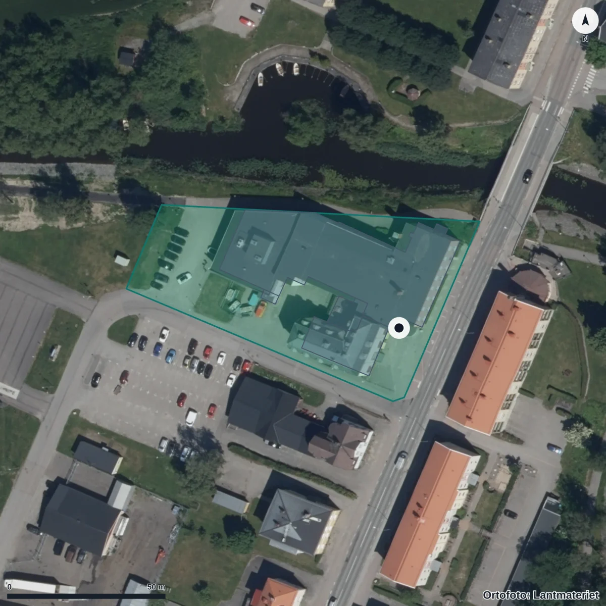 Flygbild över ViVA, Vingåkers vuxenutbildning och arbetsmarknadsenhet, ortofoto från Lantmäteriet