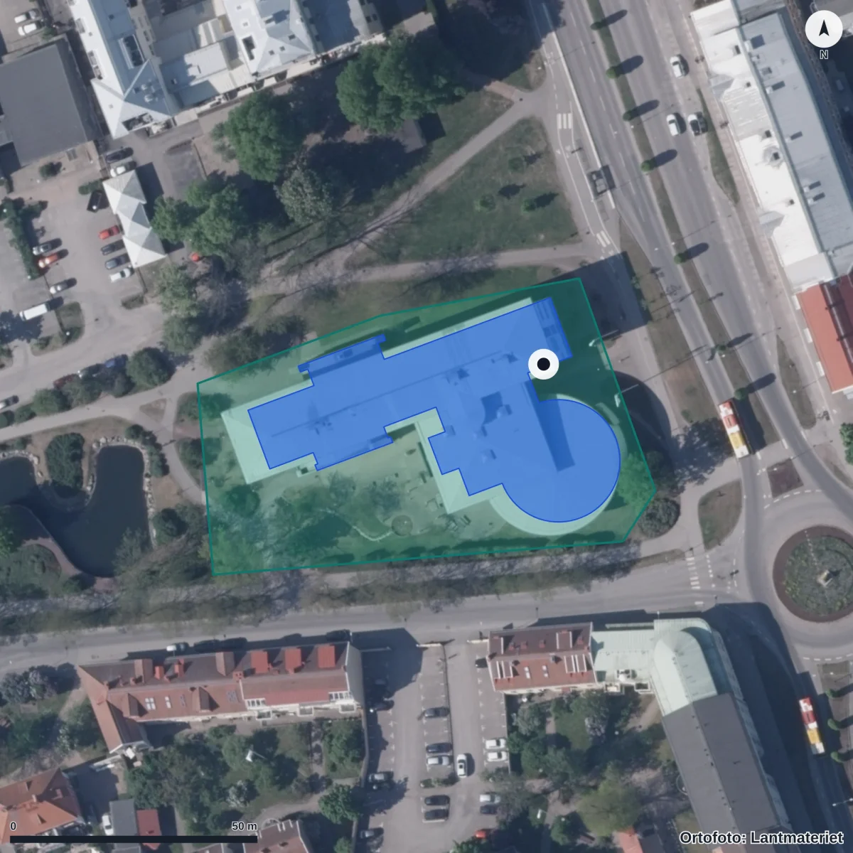Flygbild över Axel Weüdelskolan, ortofoto från Lantmäteriet