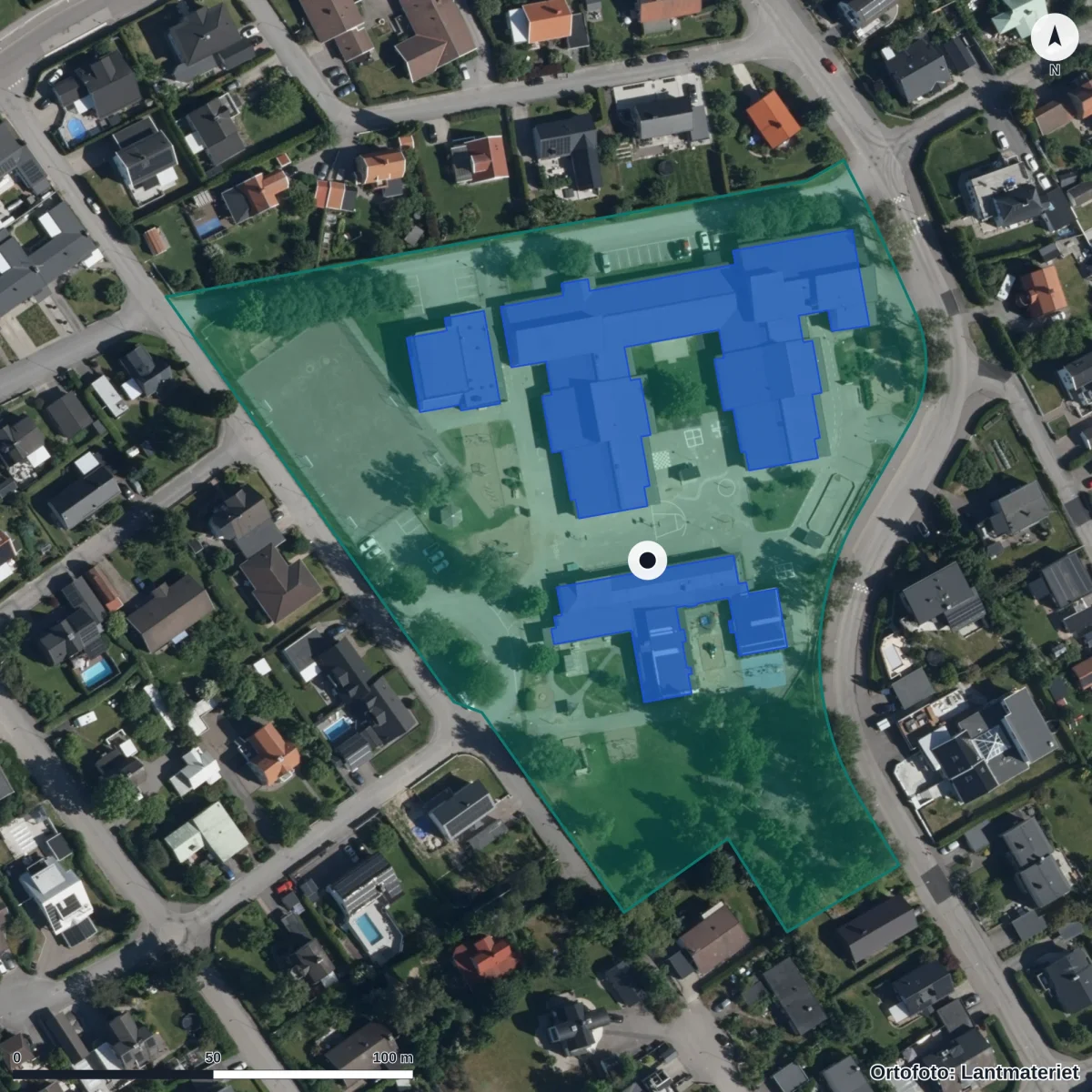 Flygbild över Skarphagsskolans anpassade grundskola, ortofoto från Lantmäteriet