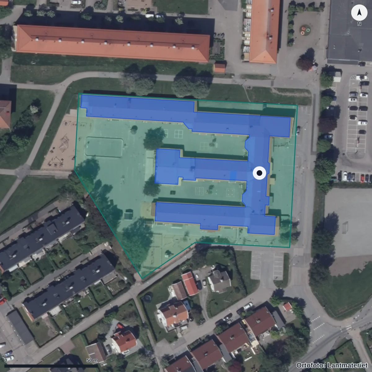 Flygbild över Strandskolan Montessoriföreningen i Kungälv, ortofoto från Lantmäteriet