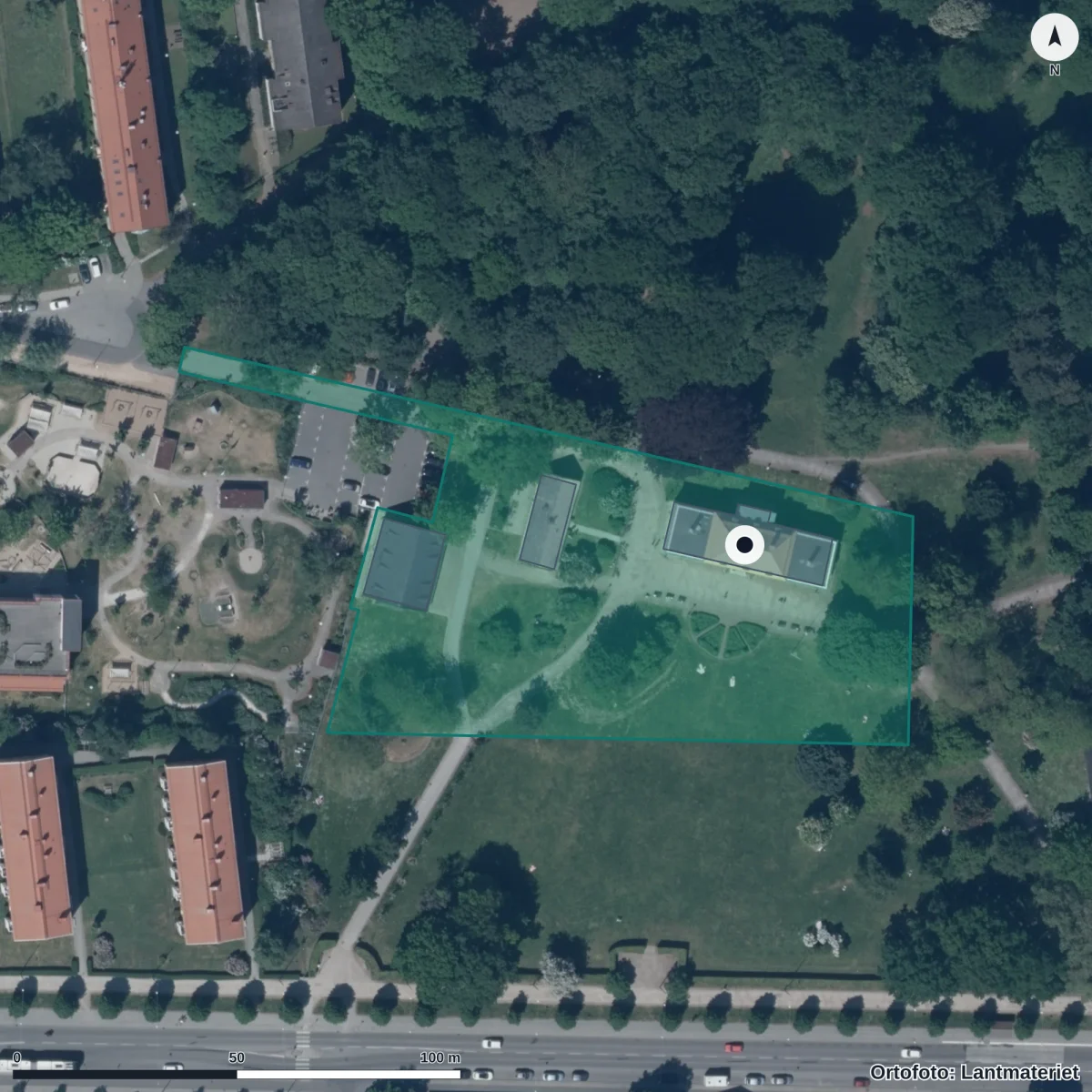 Flygbild över Bladins gymnasium, ortofoto från Lantmäteriet