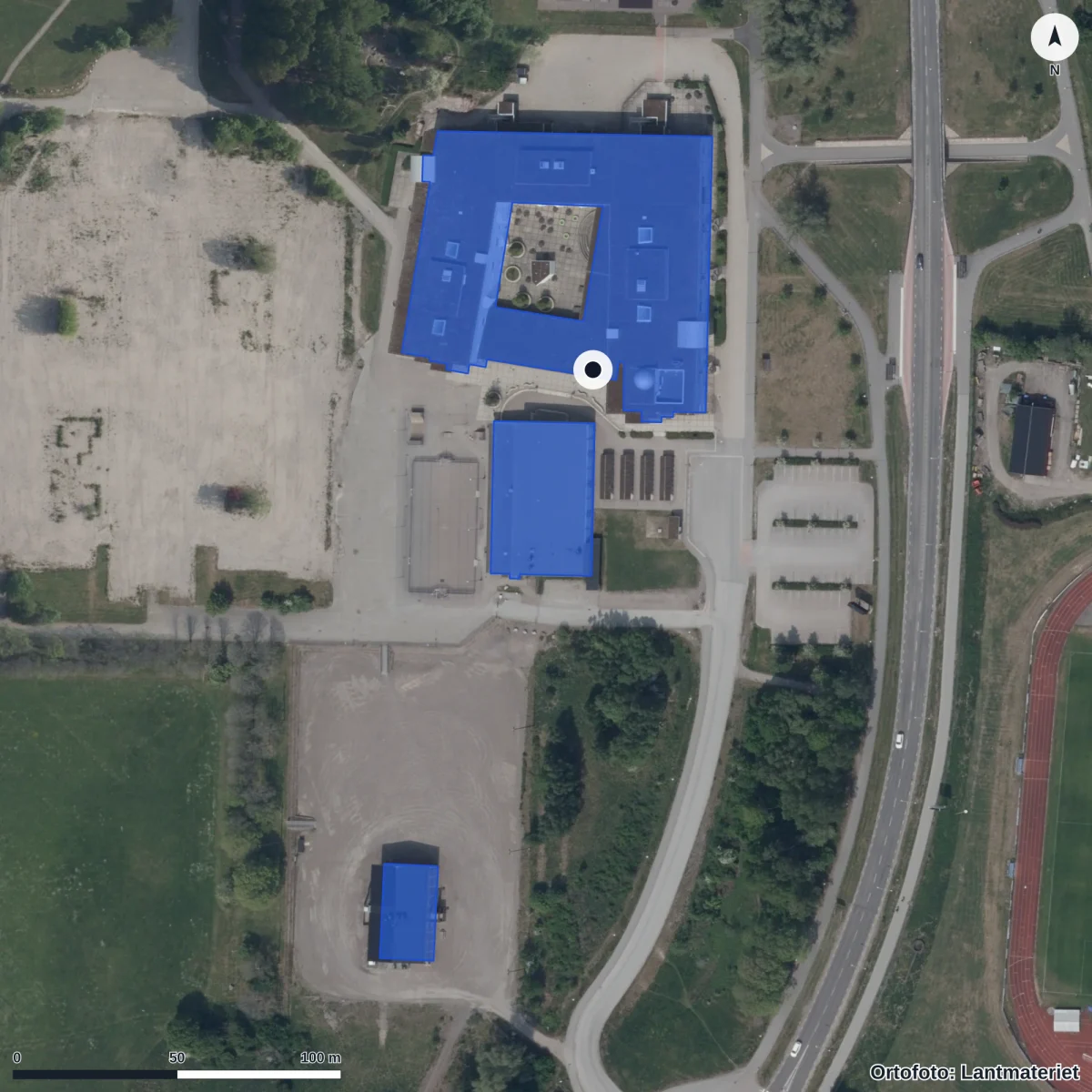 Flygbild över Nyköpings högstadium Alpha, ortofoto från Lantmäteriet