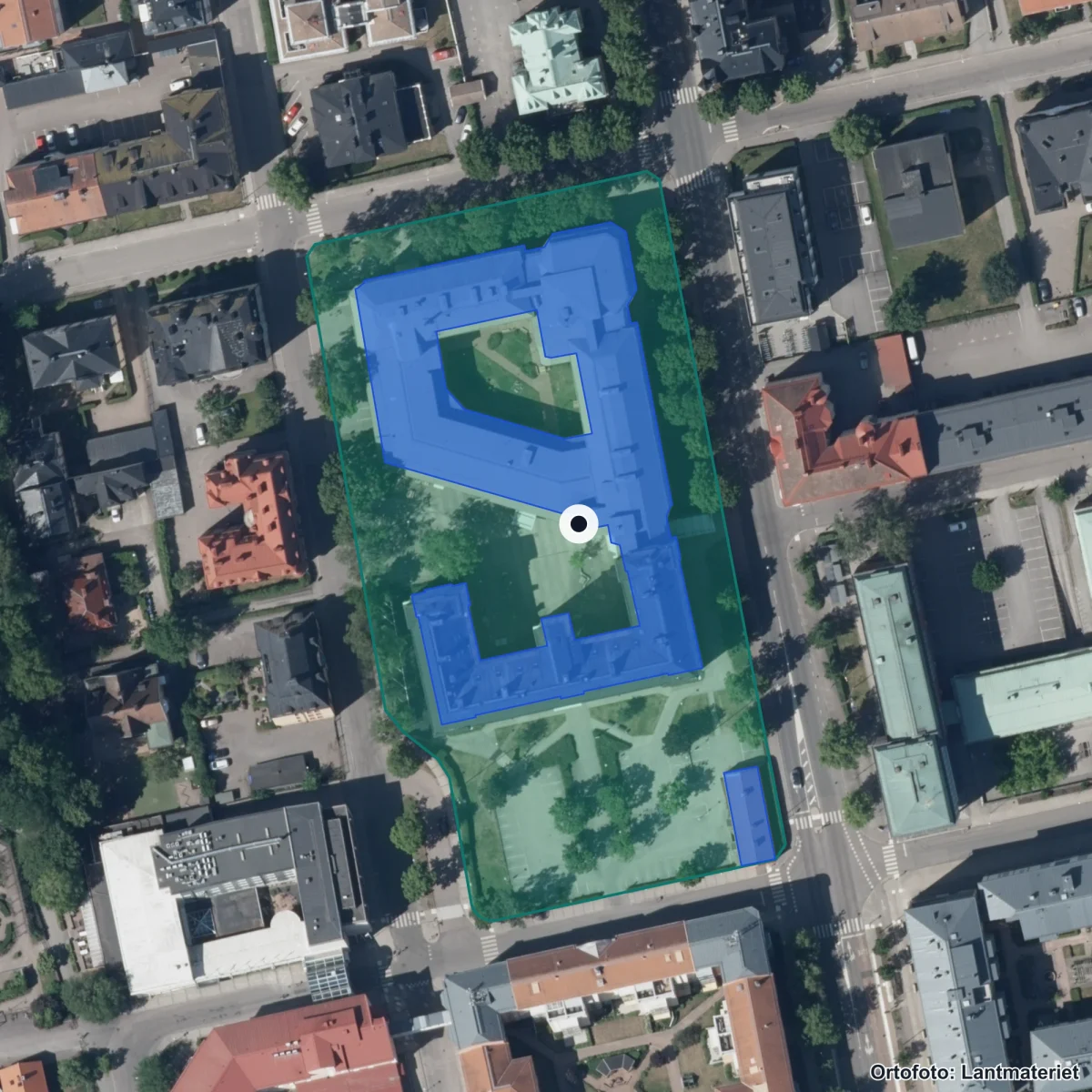 Flygbild över Linnégymnasiet, ortofoto från Lantmäteriet