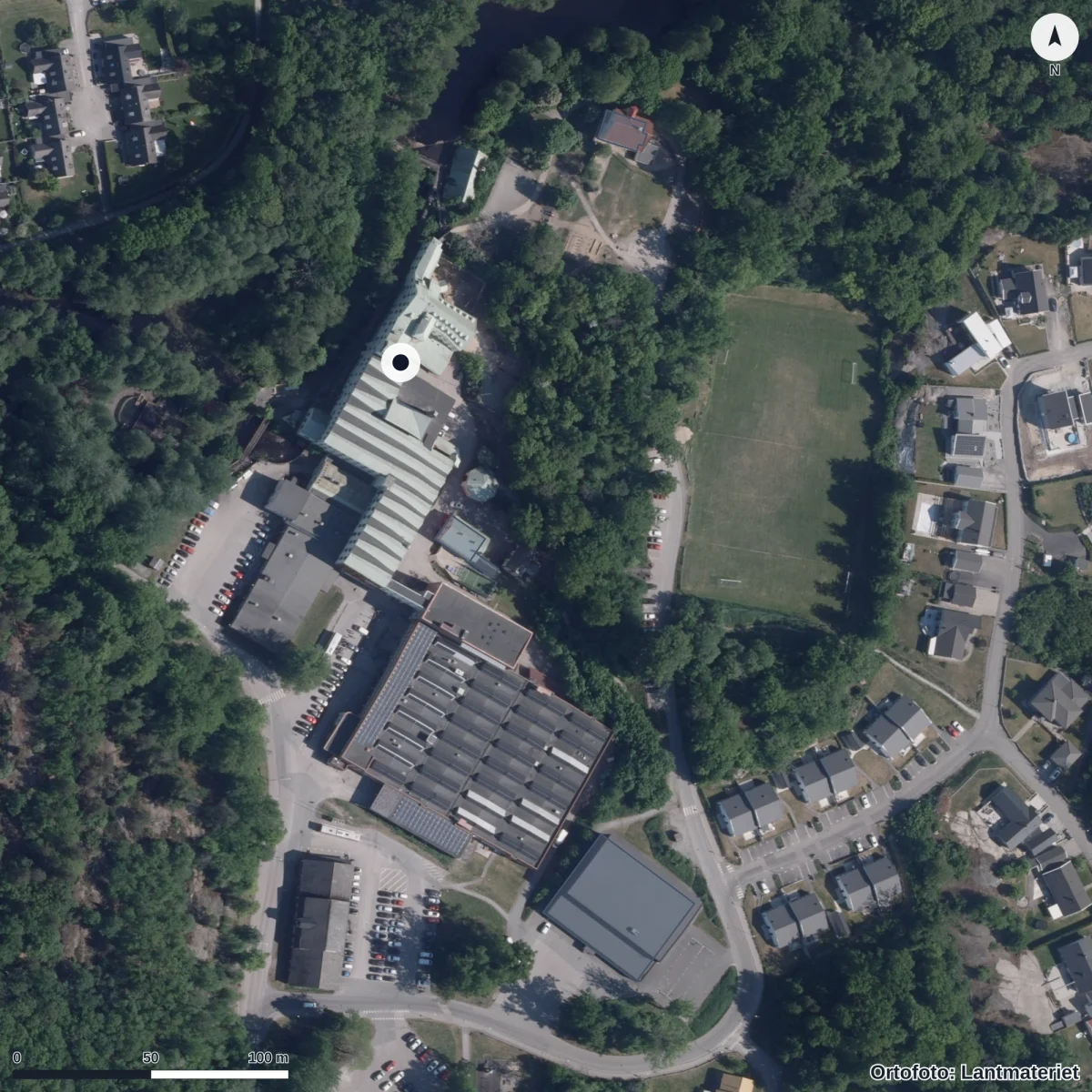 Flygbild över Karlshamns Montessoriskola, ortofoto från Lantmäteriet