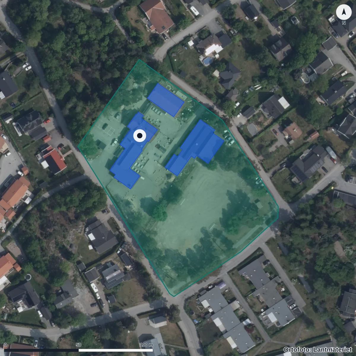 Flygbild över I Ur och Skur Mårtensbergsskolan, ortofoto från Lantmäteriet