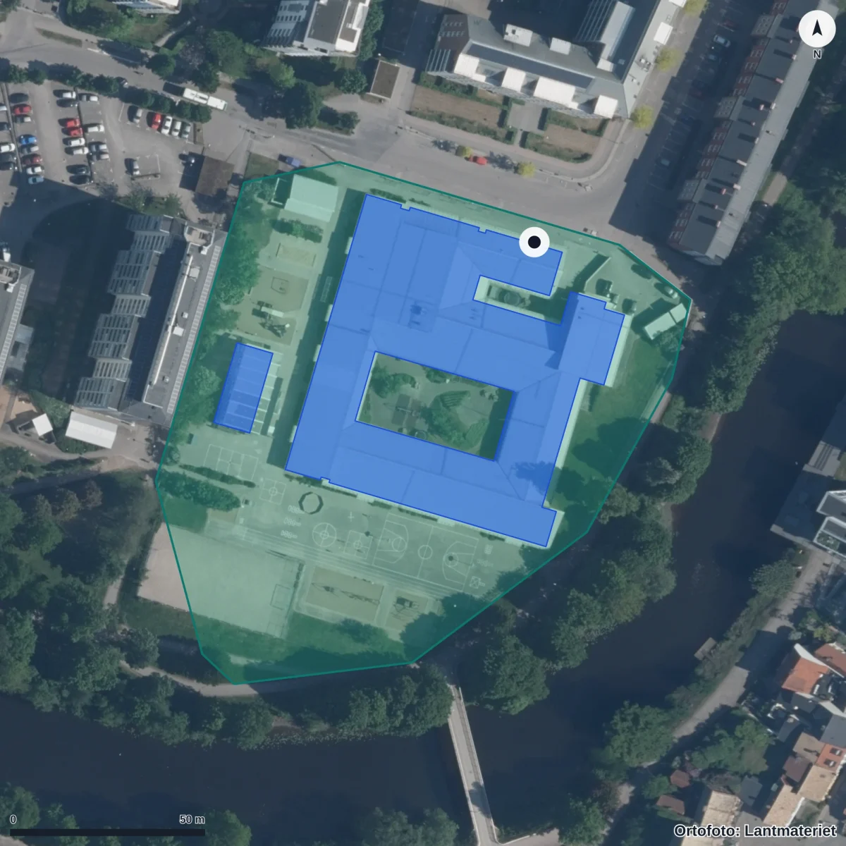Flygbild över Anpassad grundskola Sockerbruket, ortofoto från Lantmäteriet