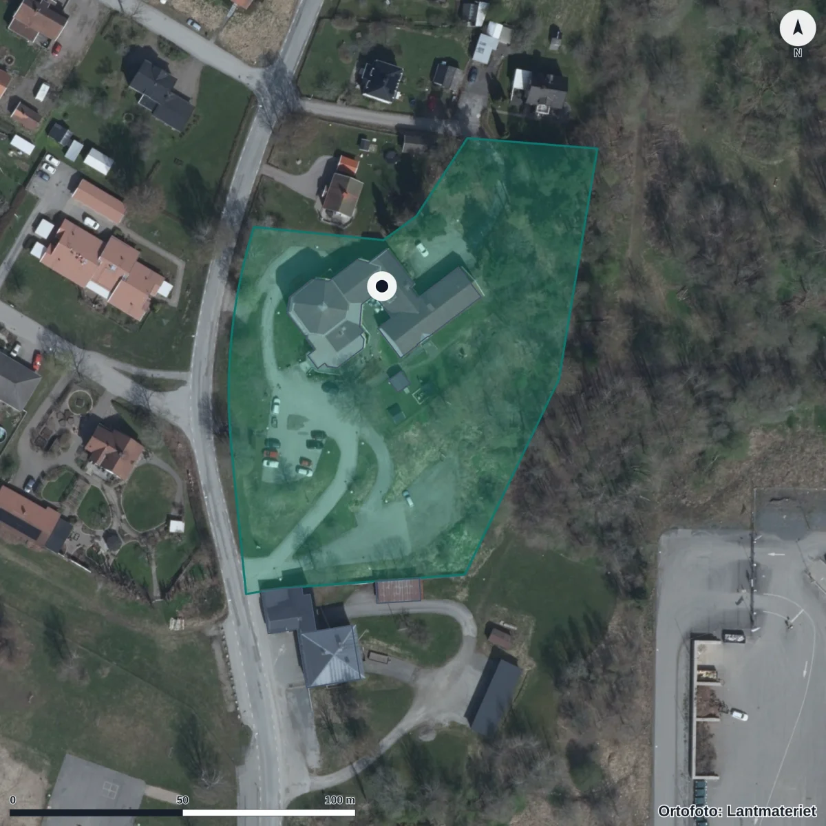 Flygbild över Gymnasieutbildning i Lekeberg, ortofoto från Lantmäteriet