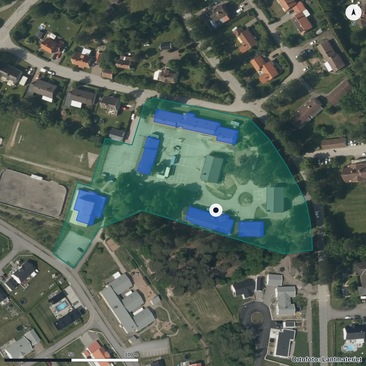 Flygbild över Nykils skola, ortofoto från Lantmäteriet