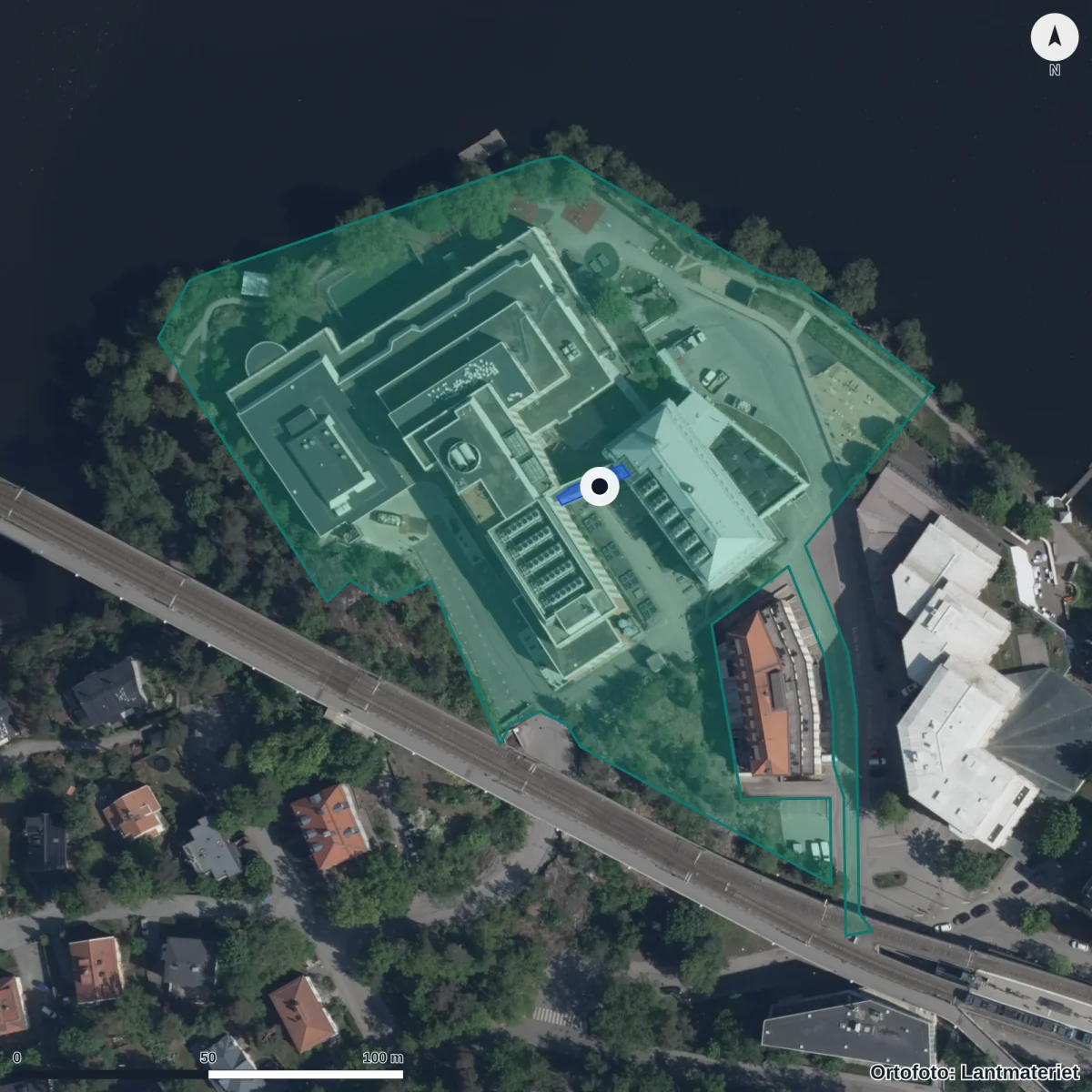 Flygbild över Spira Teoretiska Gymnasium Stora Essingen, ortofoto från Lantmäteriet