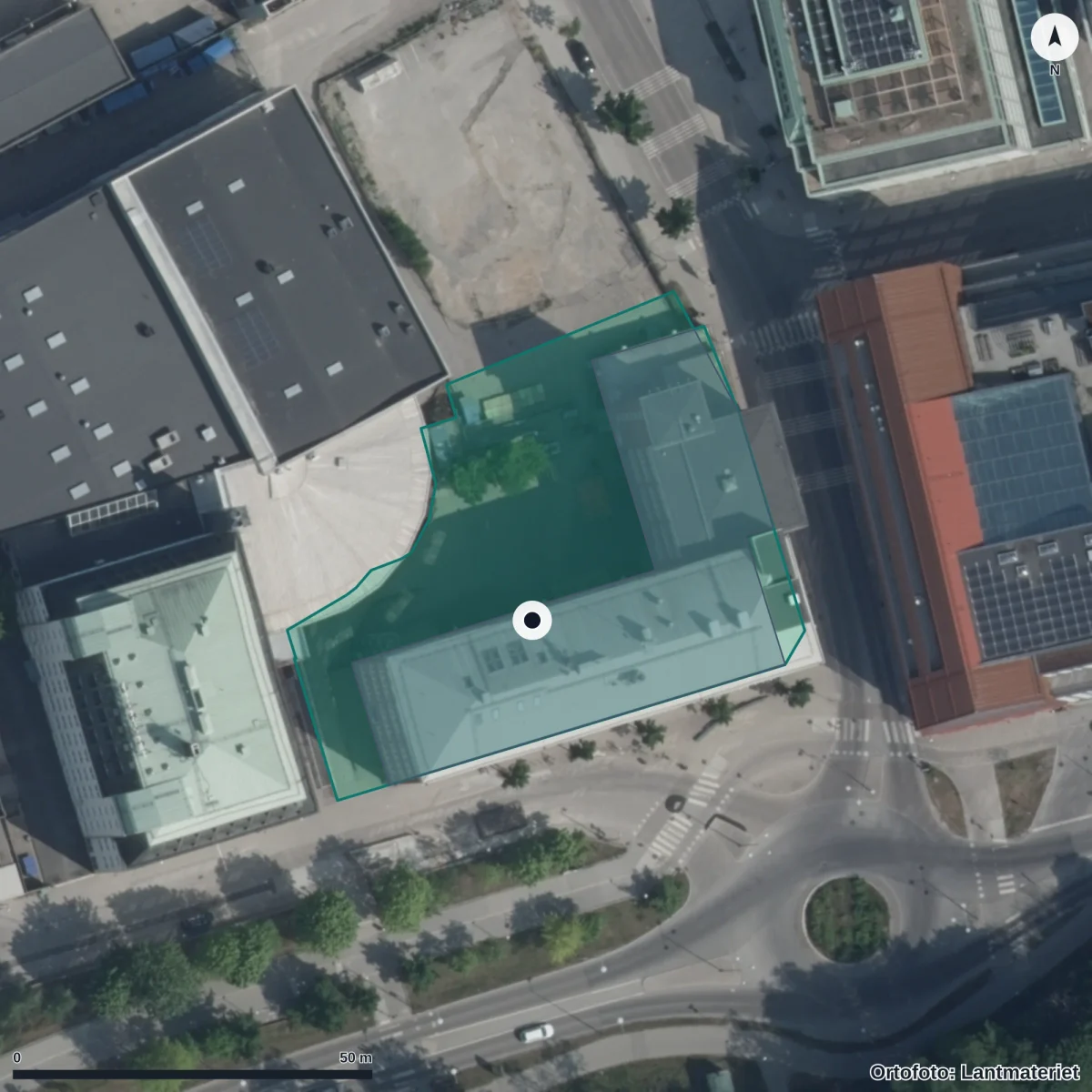 Flygbild över Fryshuset Gymnasium, ortofoto från Lantmäteriet