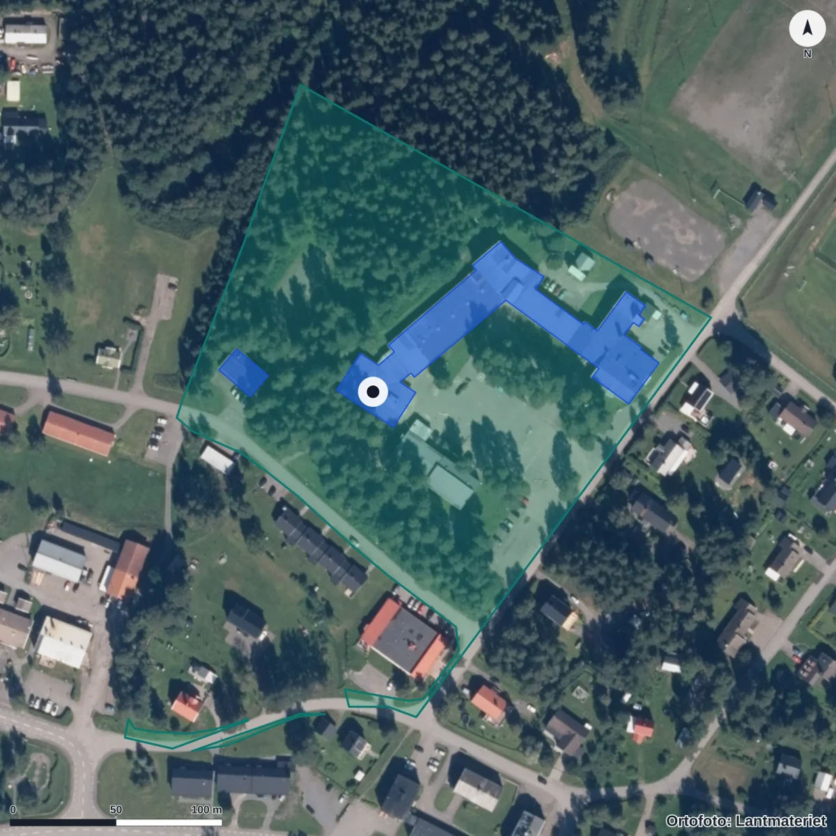 Flygbild över Änge skola, ortofoto från Lantmäteriet