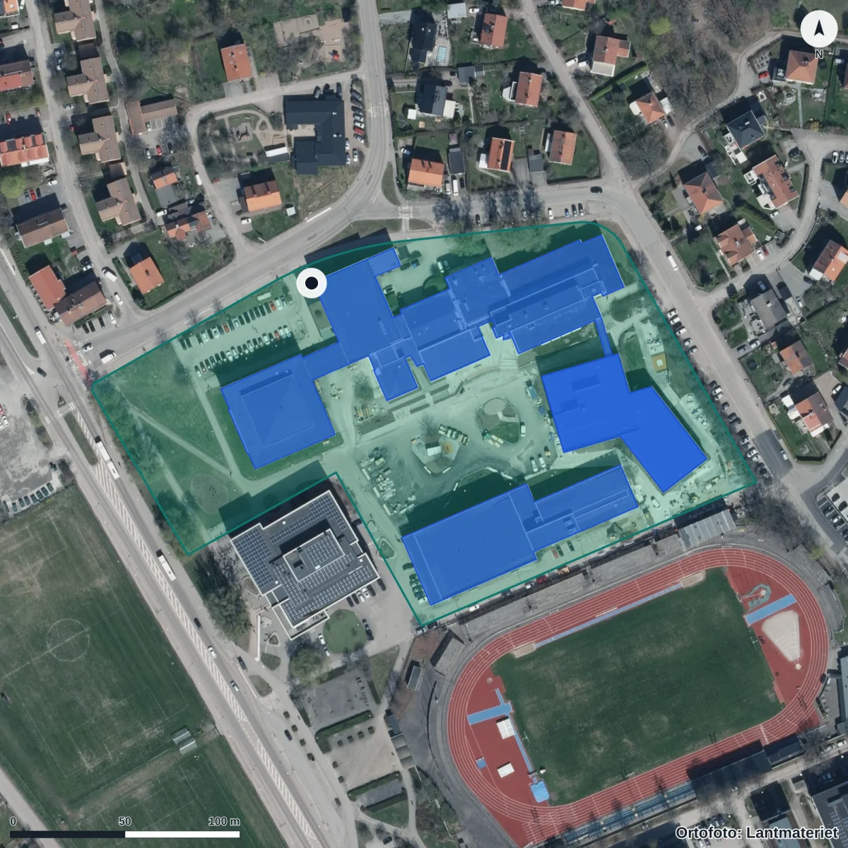 Flygbild över Carlforsska gymnasiet, ortofoto från Lantmäteriet