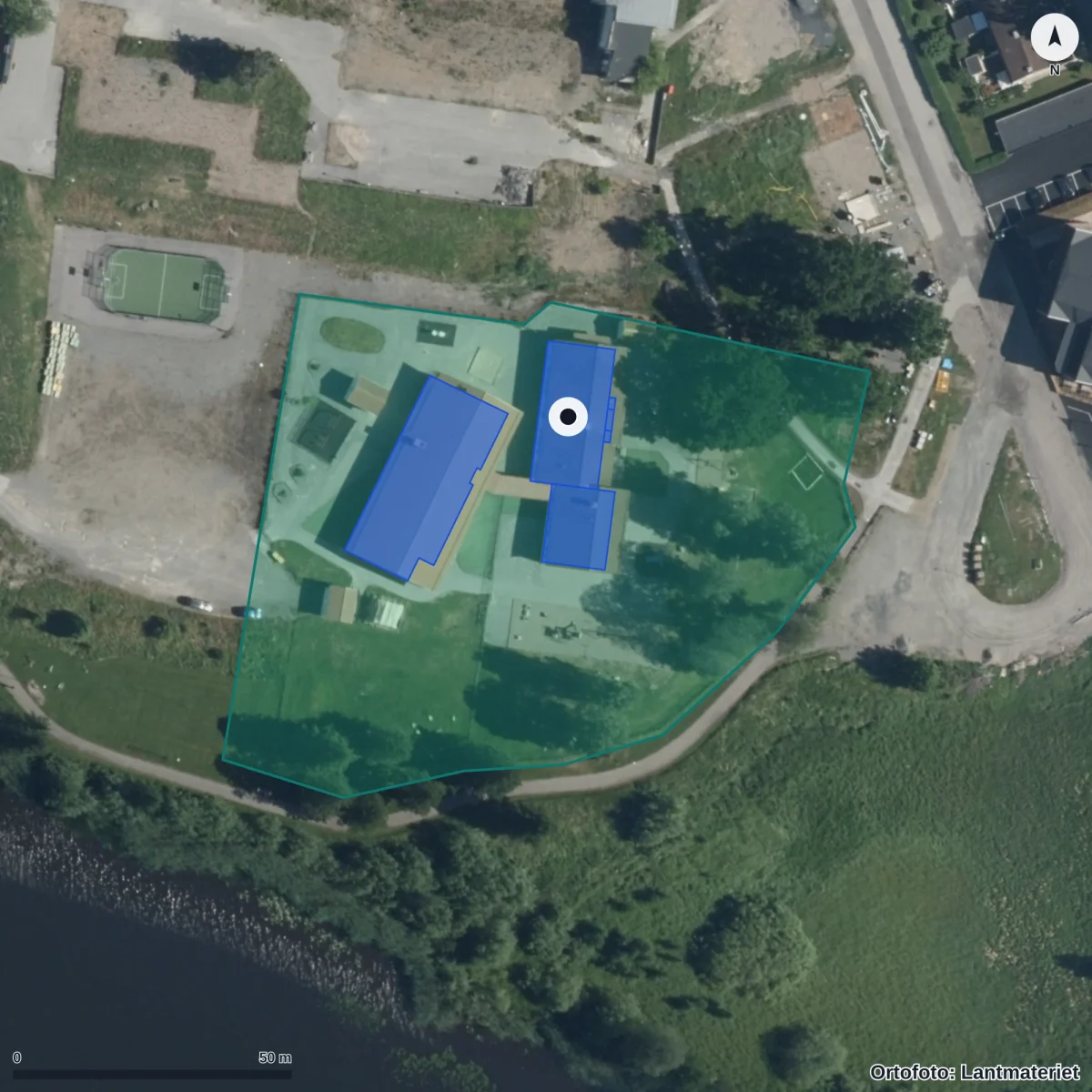 Flygbild över Flens anpassade grundskola, ortofoto från Lantmäteriet