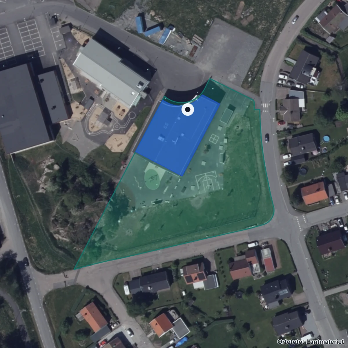 Flygbild över Friskolan i Kärna, ortofoto från Lantmäteriet