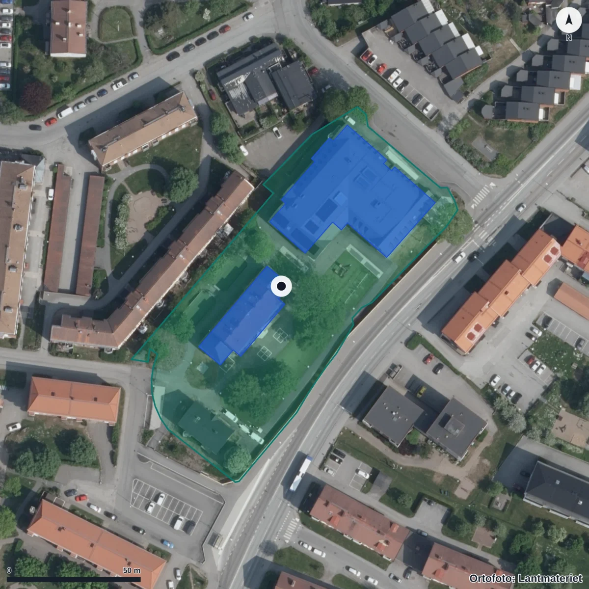 Flygbild över Montessoriskolan i Norrtälje, ortofoto från Lantmäteriet