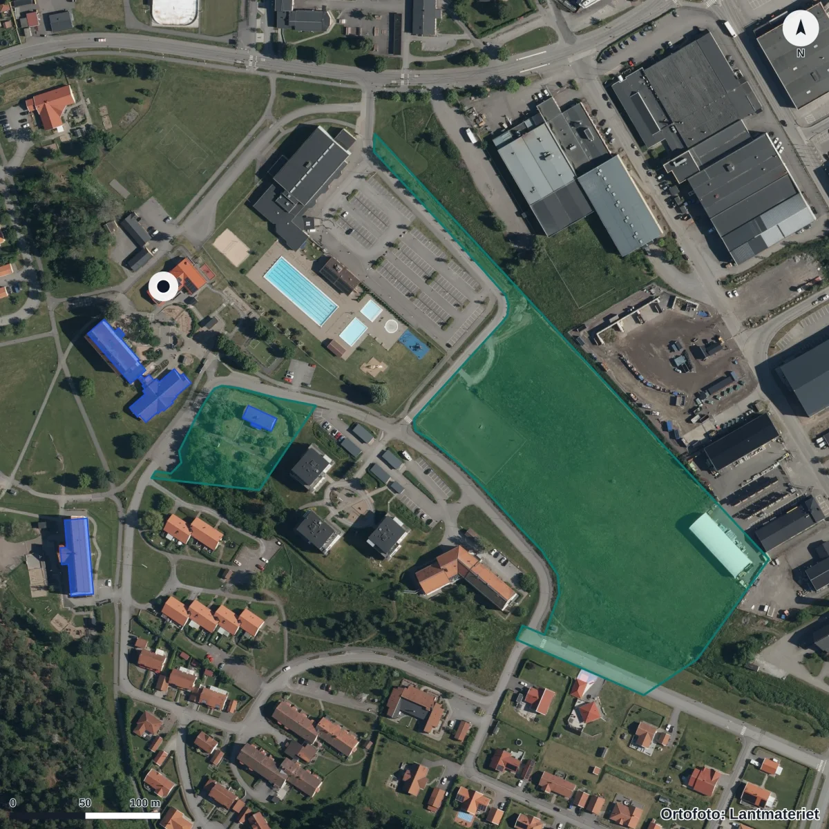 Flygbild över Björkängen anpassad grundskola, ortofoto från Lantmäteriet