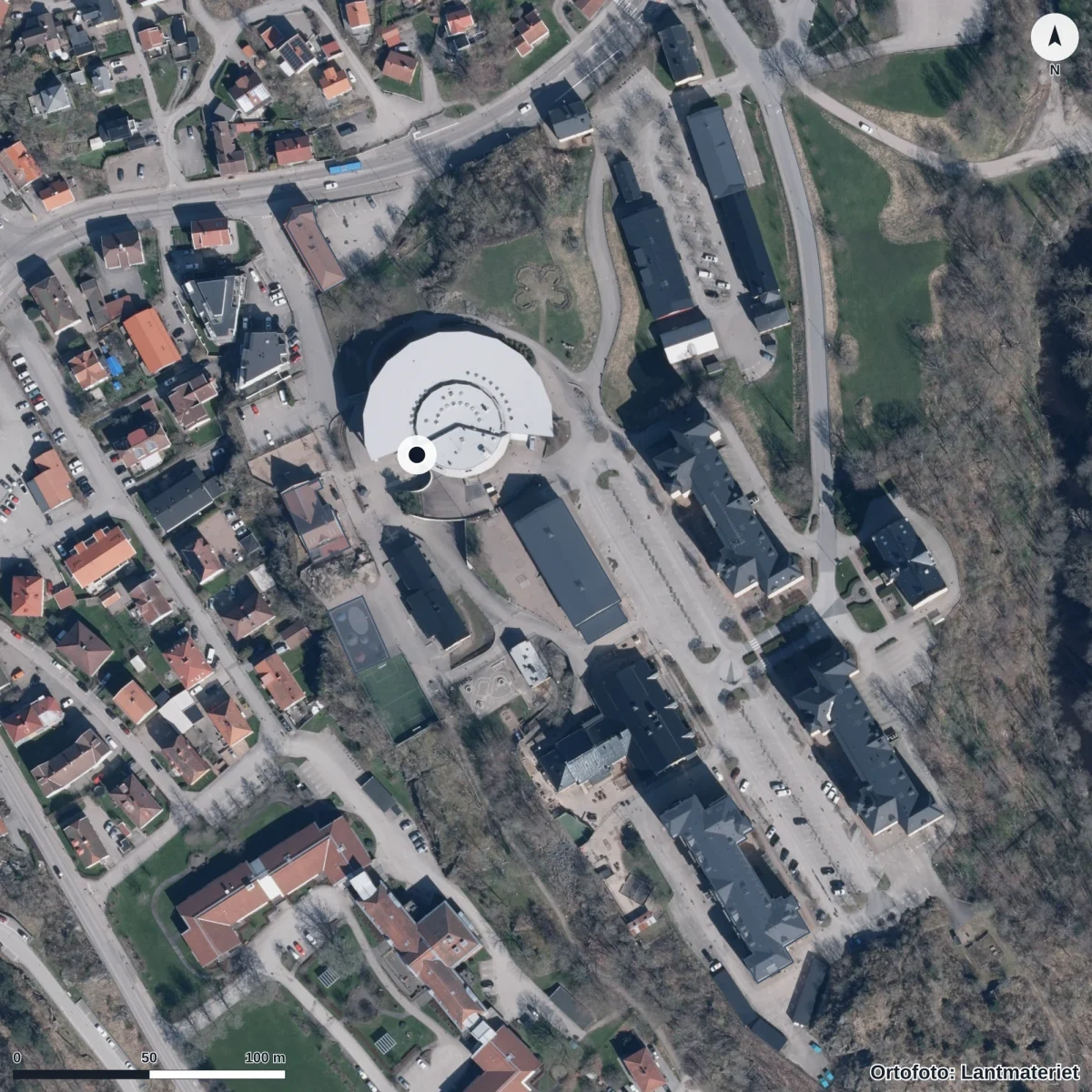 Flygbild över Fridaskolan i Uddevalla, ortofoto från Lantmäteriet