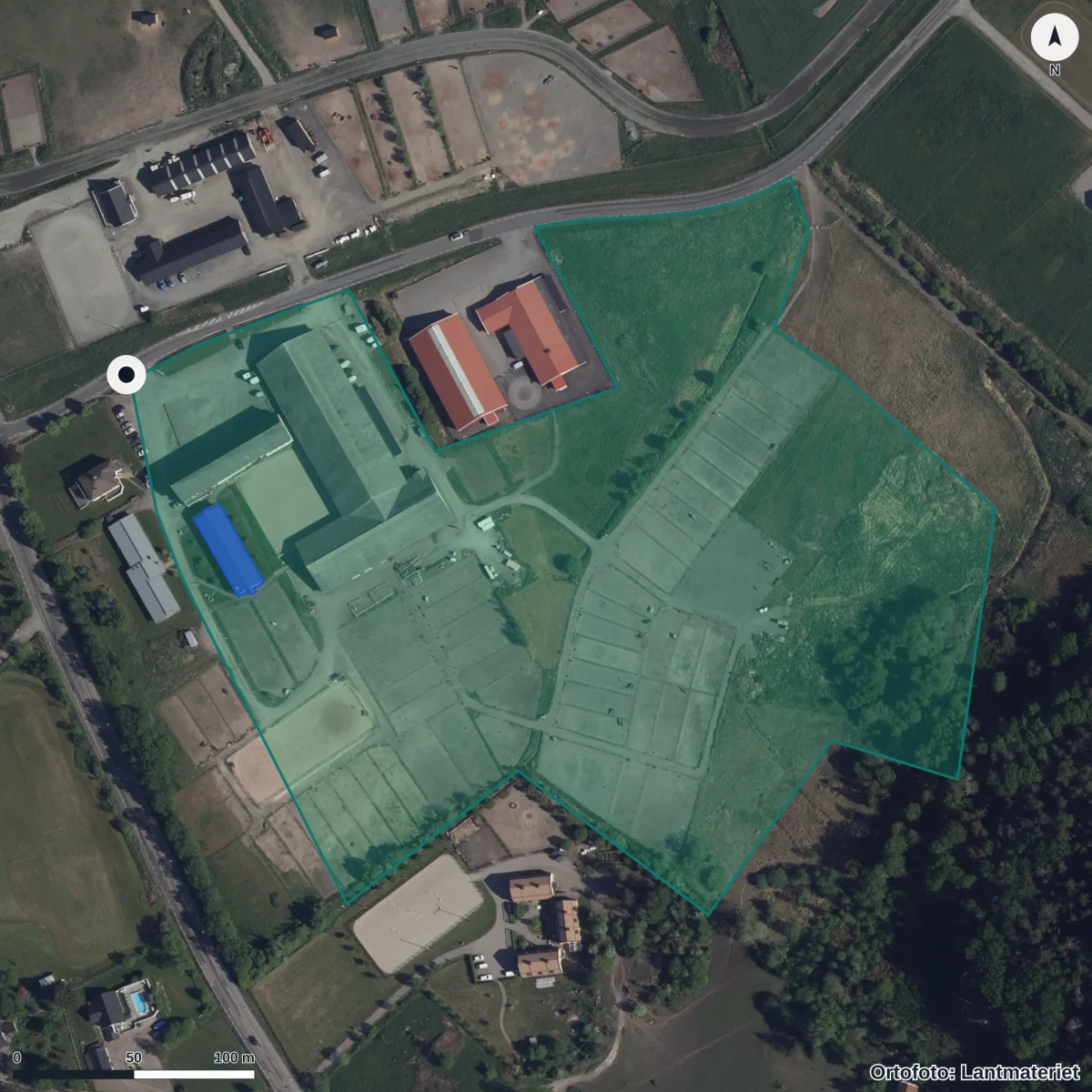 Flygbild över Sveriges Ridgymnasium Kungsbacka, ortofoto från Lantmäteriet