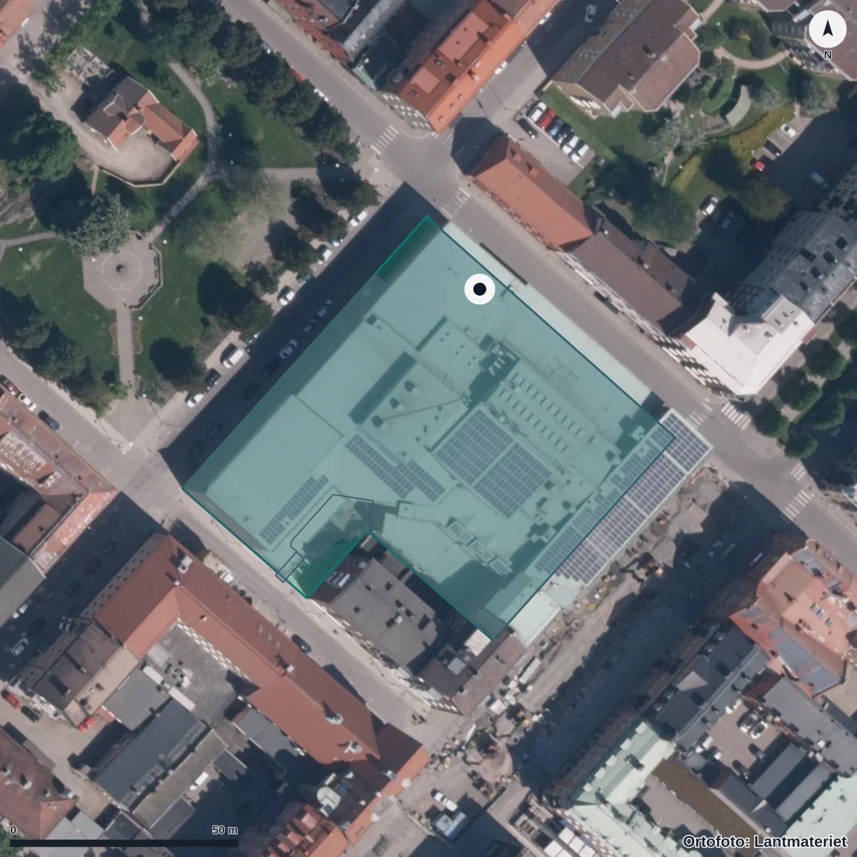 Flygbild över Folkuniversitetets gymnasium i Trollhättan, ortofoto från Lantmäteriet